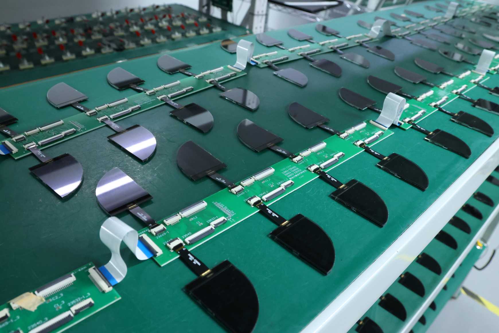 Cross-Industry Integration of Display Technologies Spurs Hundred-Billion-Dollar Market, Chinese LCD Manufacturers Race to Seize Customization Track