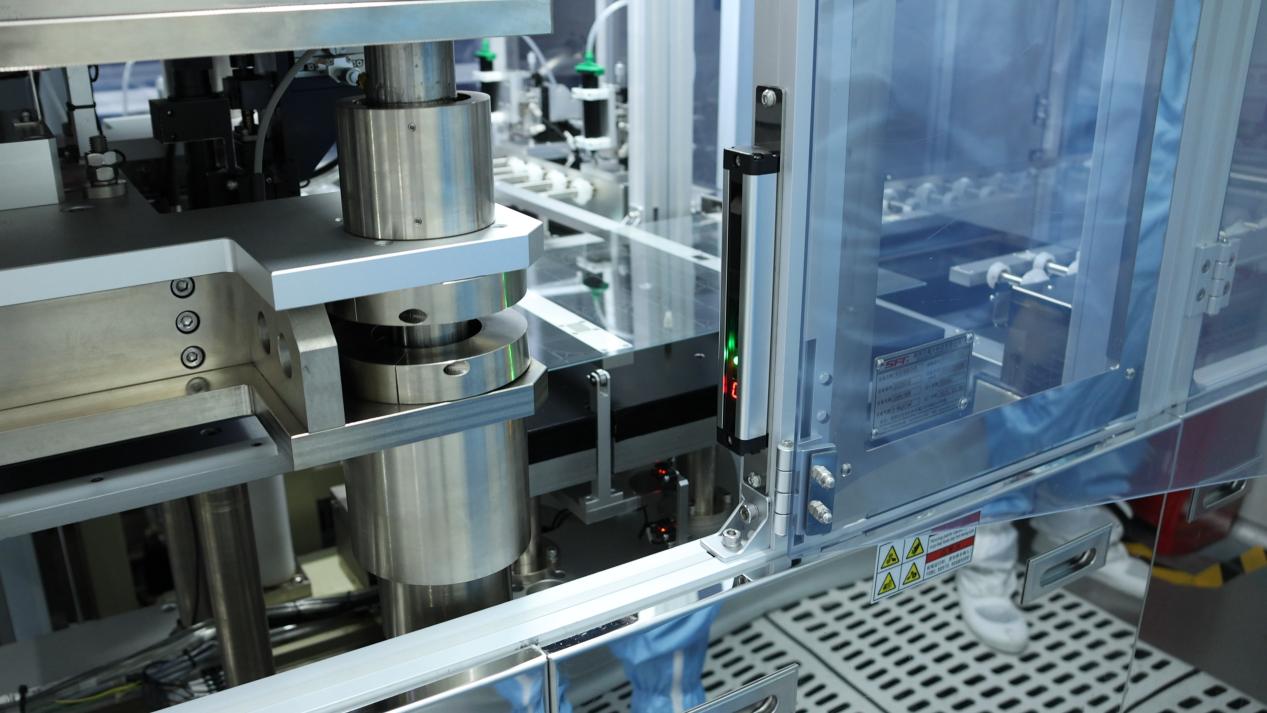 Which advantages EDL display screens have in the new energy industry?